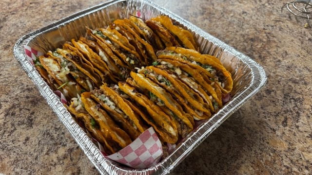 Charola Chica de Tacos de Quesabirria.